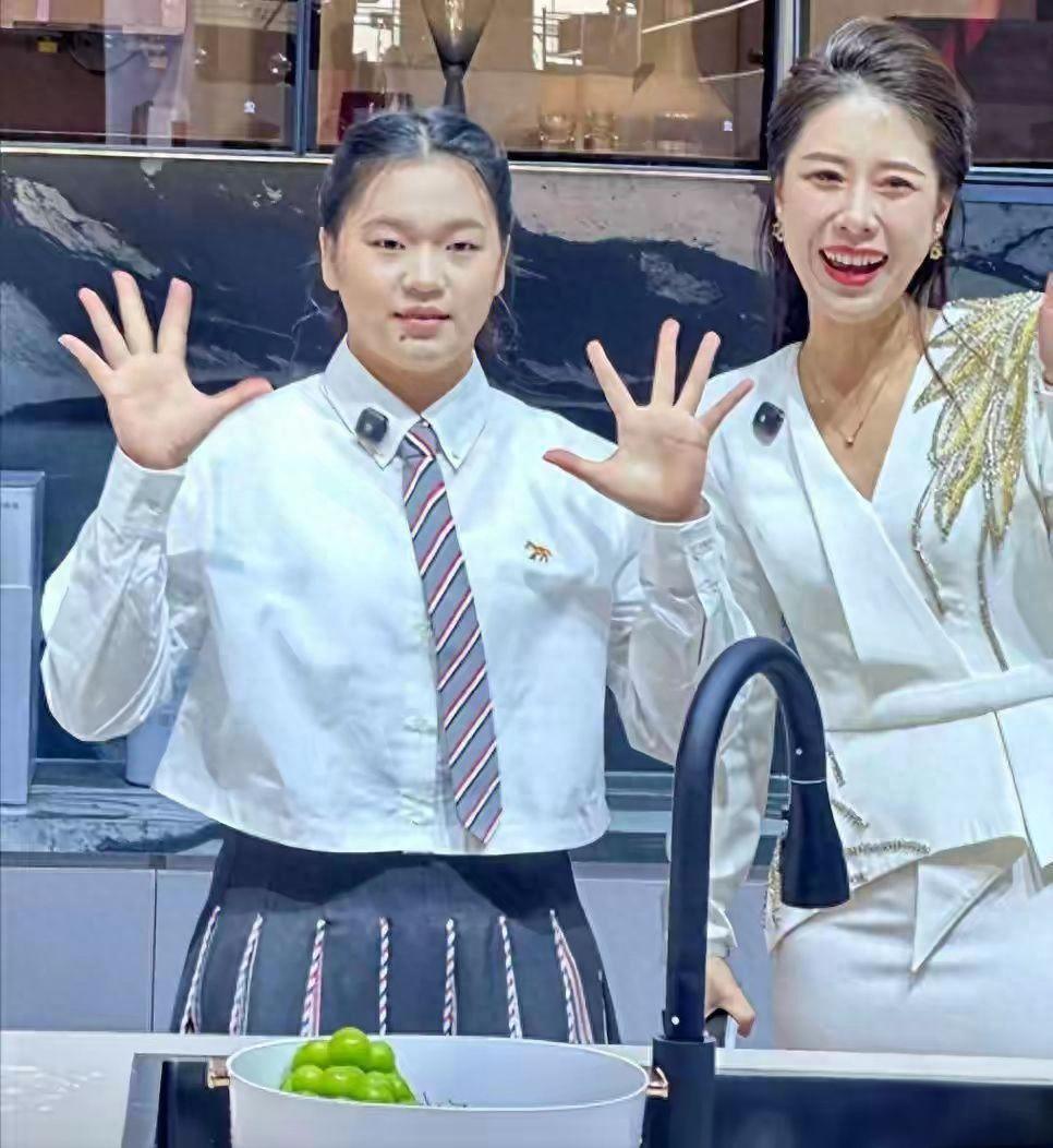 没人好奇18岁全红婵和许多同龄女孩身材不一样吗，你看，她发育是发育了，但