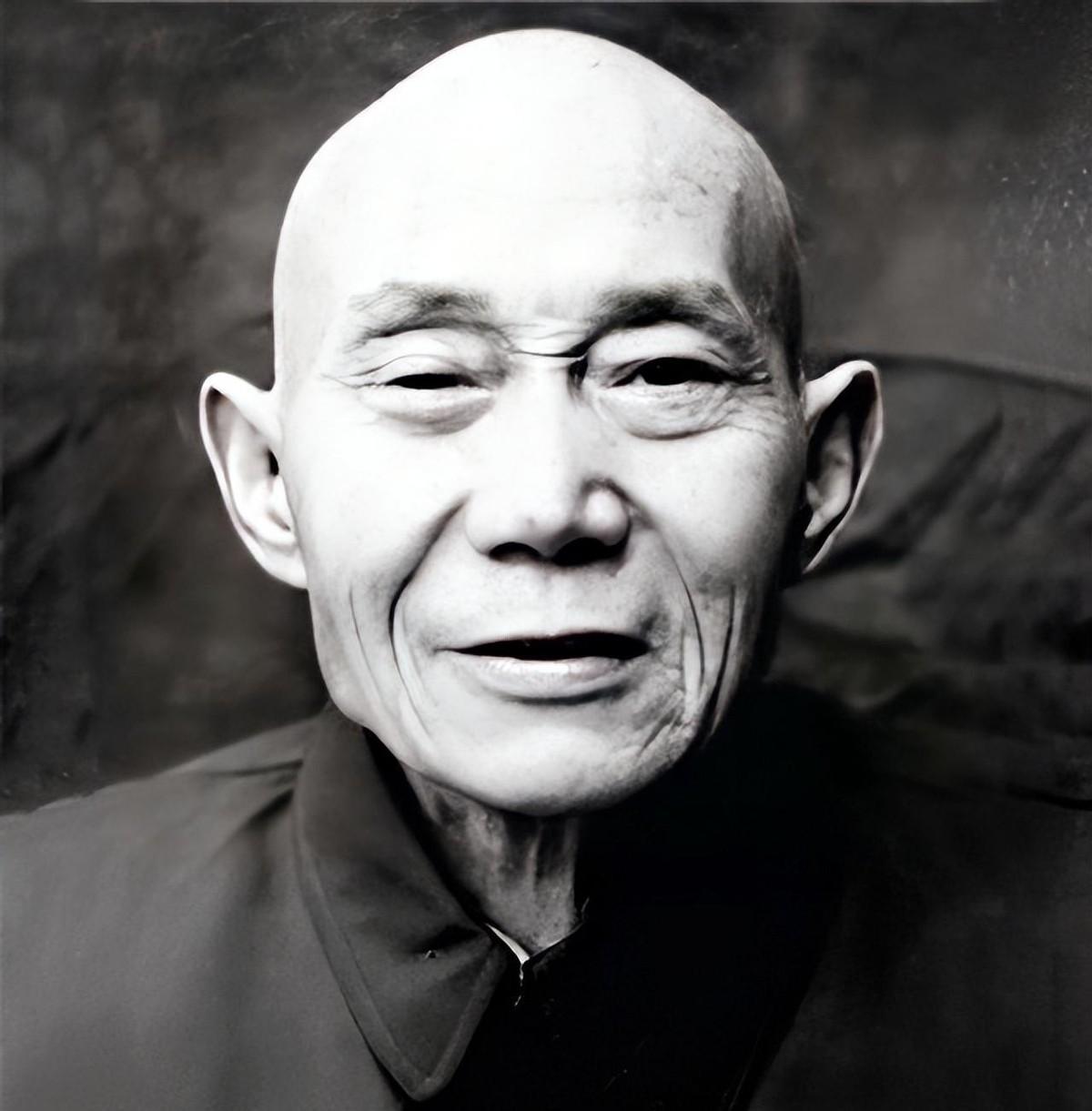 1940年5月，一名地下党投靠了日军，见到日军队长后，他突然拿出手枪，对着日军队