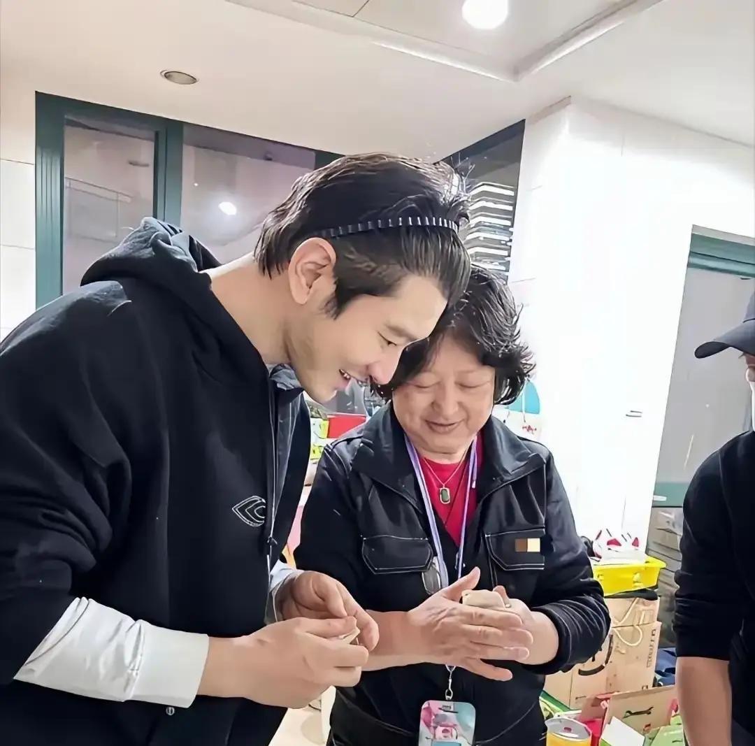 黄晓明晒祖孙三代包饺子，小海绵踮脚擀皮，他蹲着帮儿子把面粉抹匀，顺手把母亲包的月