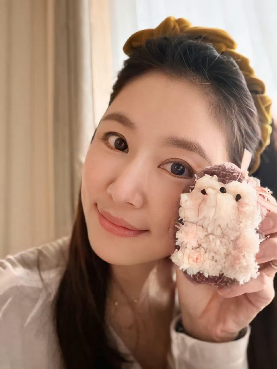 林心如晒女儿做的母亲节礼物林心如分享女儿亲手制作的母亲节礼物，满满都是童真心意，