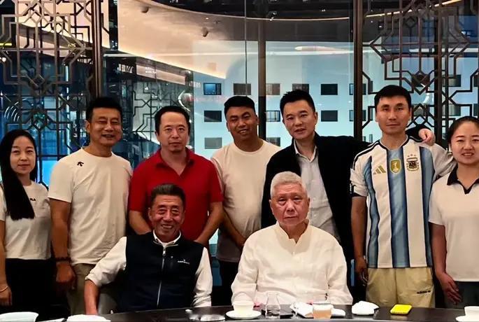商界大佬聚会，马未都冷脸不语被指架子大。9月23日，有网友晒出一组商界大佬聚会