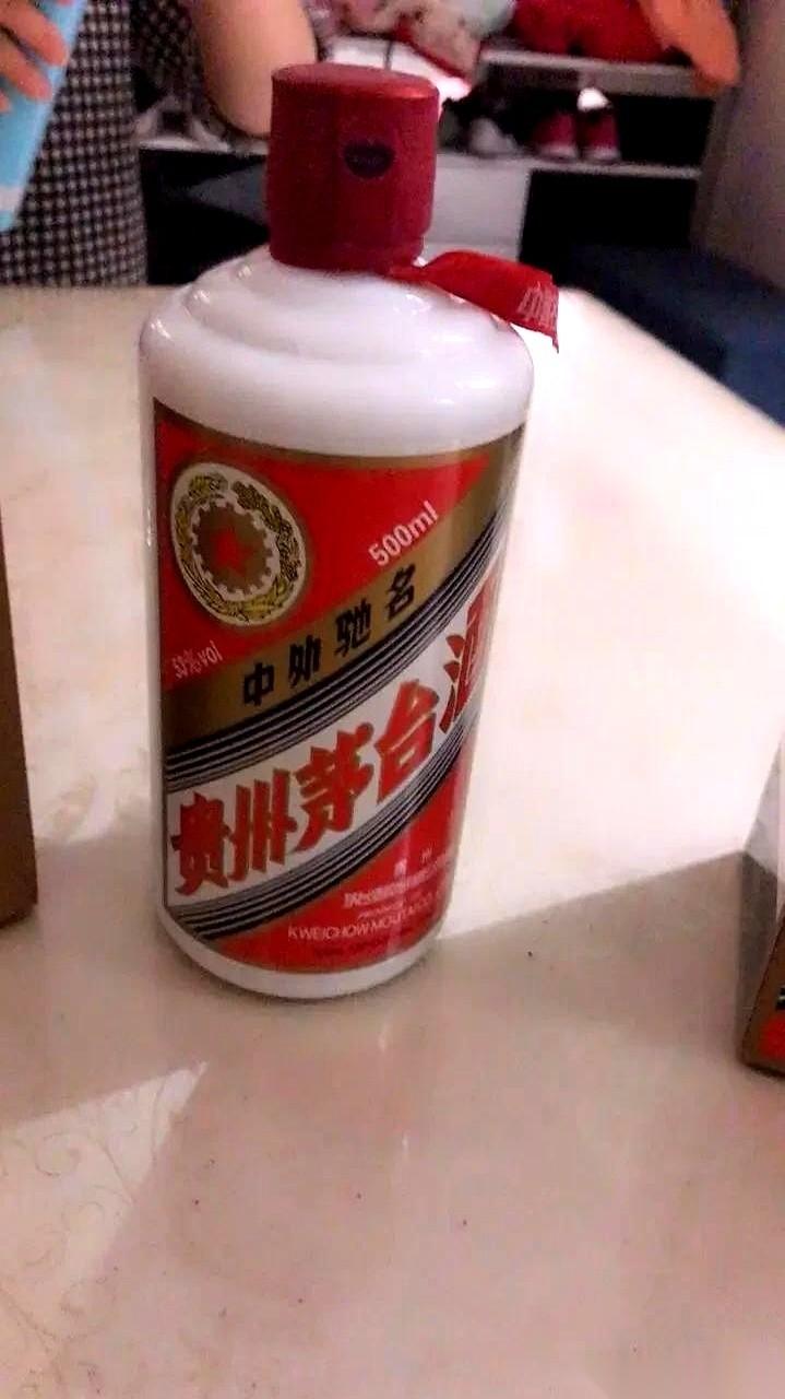 我一哥们，脸都绿了。几十箱茅台啊，2750一瓶真金白银收回来的。一夜之间，几
