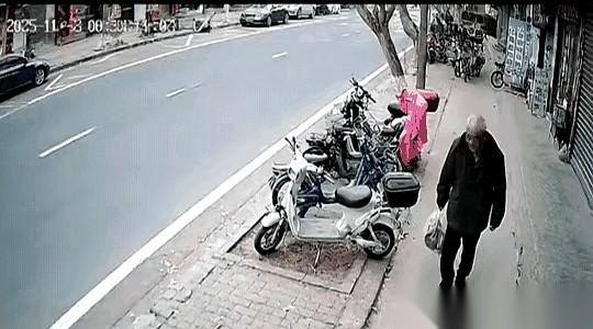 说真的，看到这个大爷蹦起来的那一刻，我没觉得他坏，我只觉得他好可怜。满头白发，