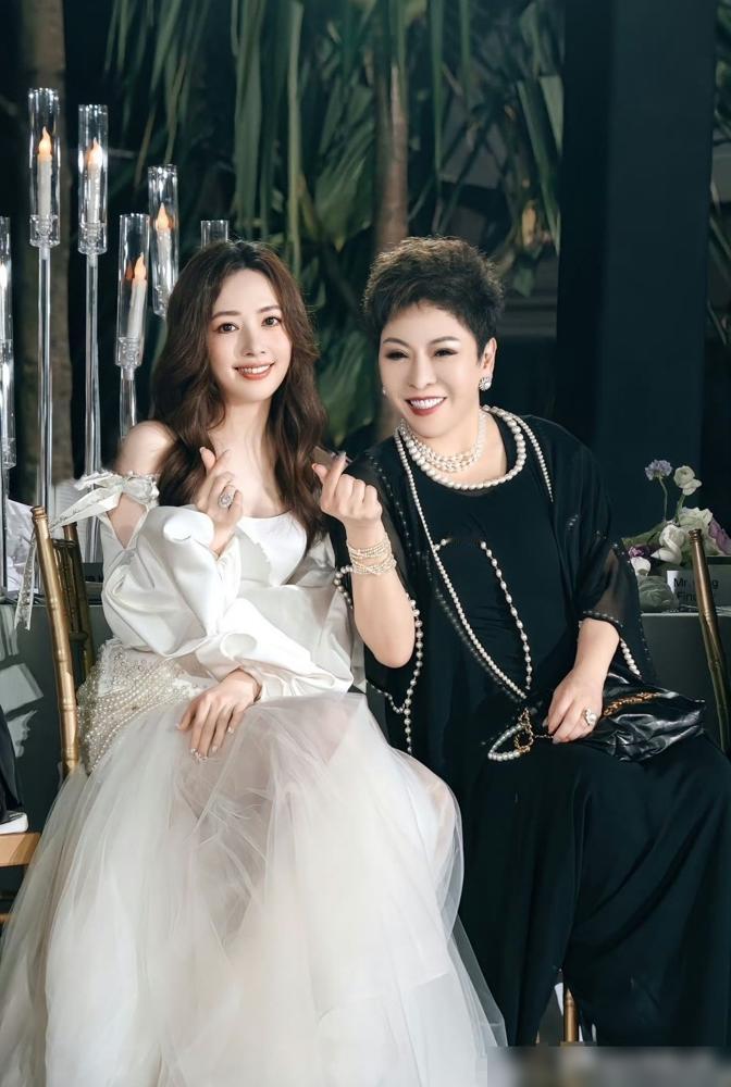 你真以为向太是给向佐找老婆？错。她是在面试一个能焊死家族财富的顶配CEO，那