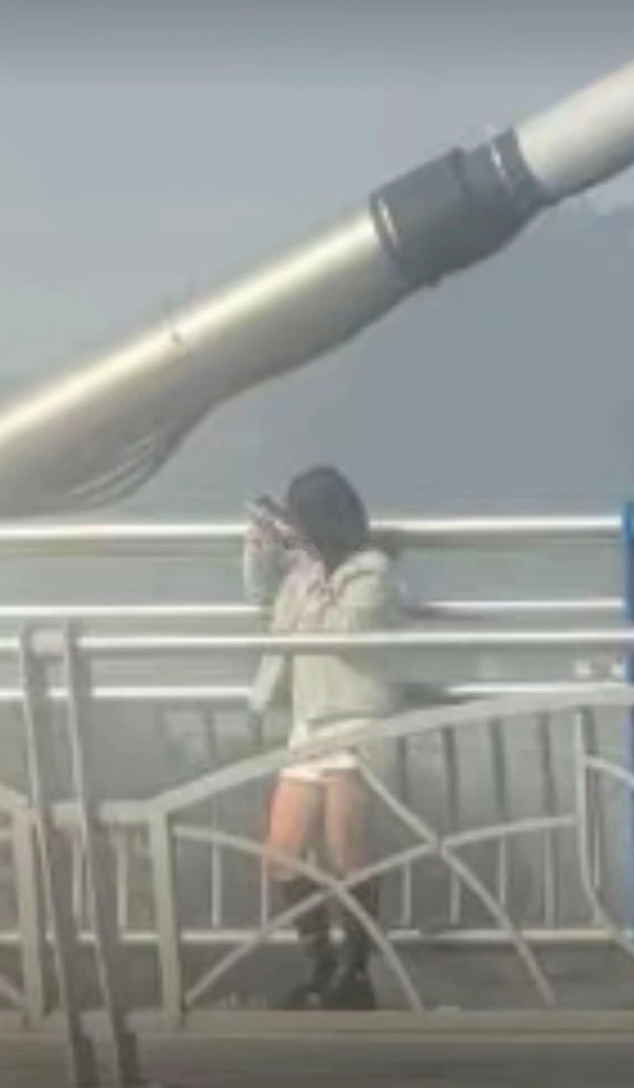 1月27日，一年轻女孩宜宾长江大桥轻生，不知道是什么原因。女孩站在桥边，脱下外套