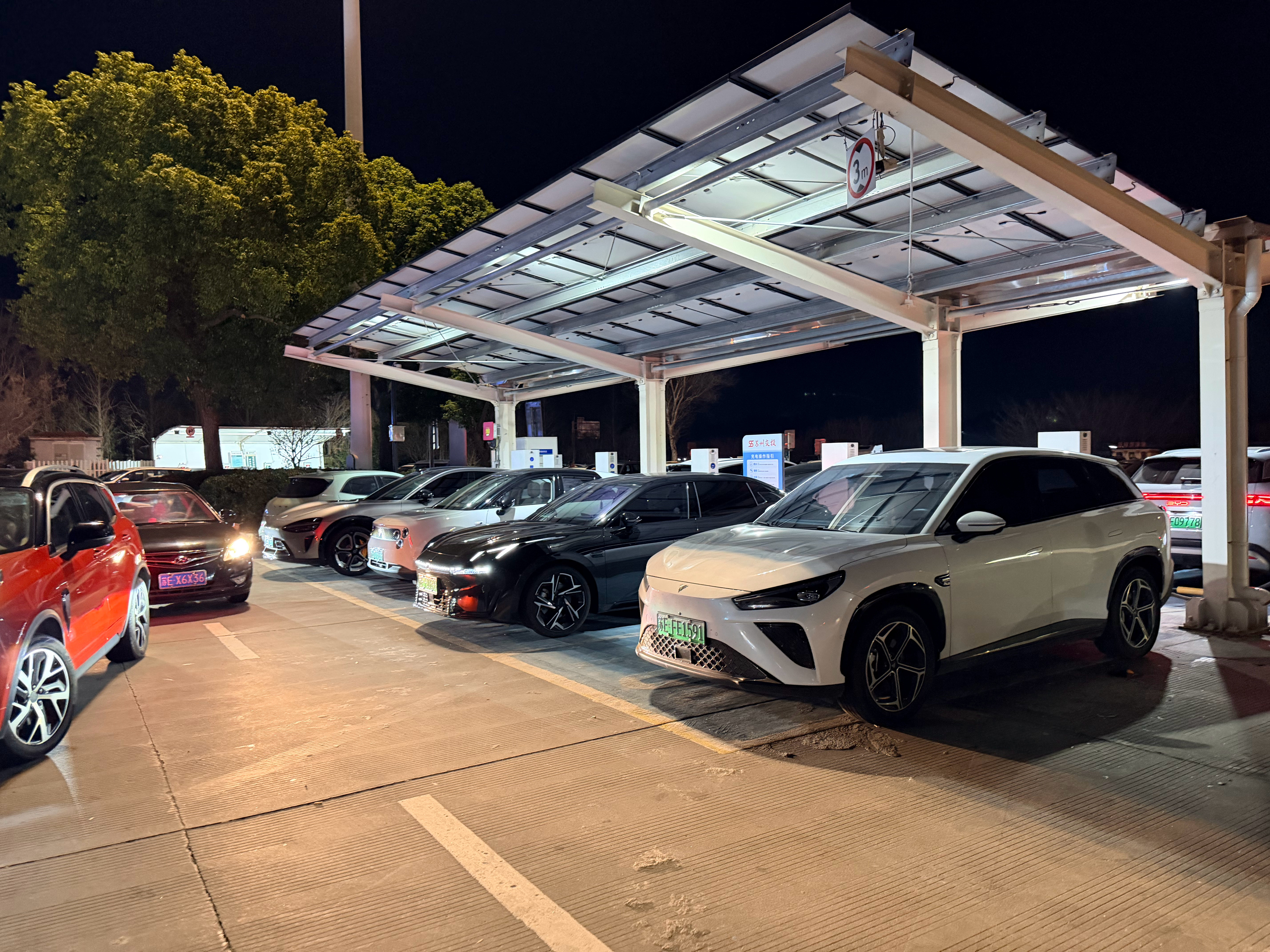 现在差不多也到春运返程高峰了，大家怎么看服务器混动车和纯电车抢电的大v聊车