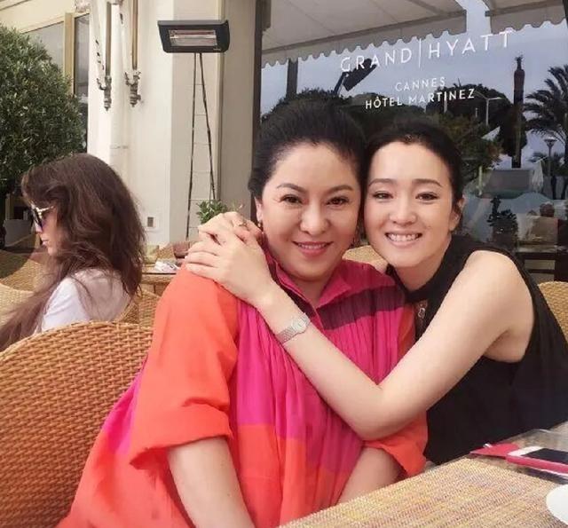 1990年的一天，向华强对太太陈岚说：“你赶紧去银行取60万现金，给我二哥（向华