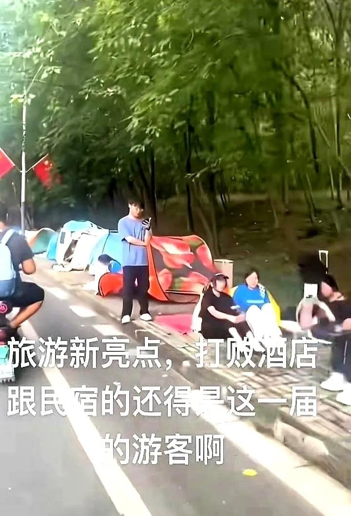 一晚五千，黄山把穷人踢下山脚10月1日，山顶只剩4137张床，却涌进2.7万