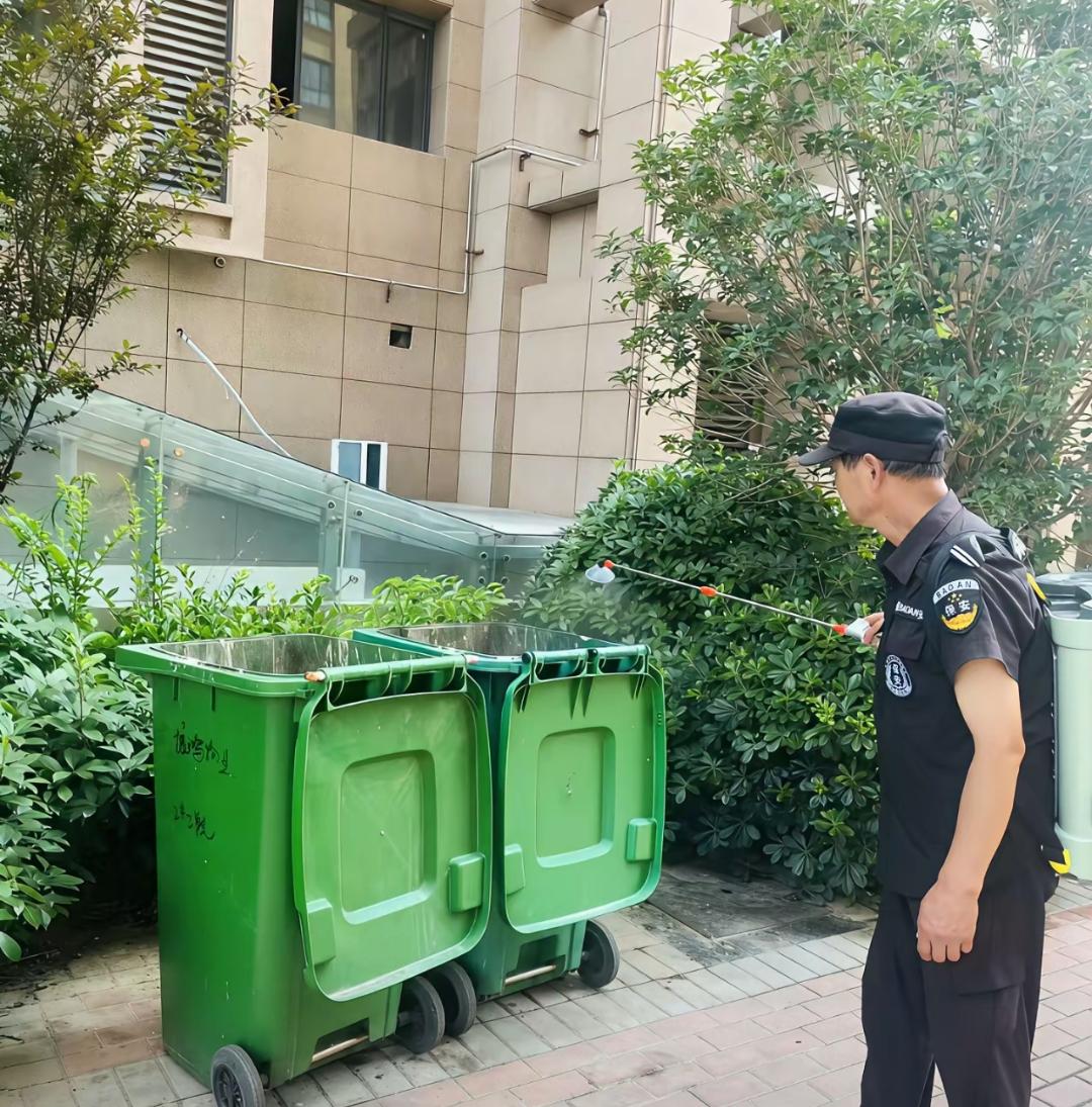 很多人提起保安，对保安工作的印象就是：坐门口吹吹风，喝喝茶、没事开开门、外来人登