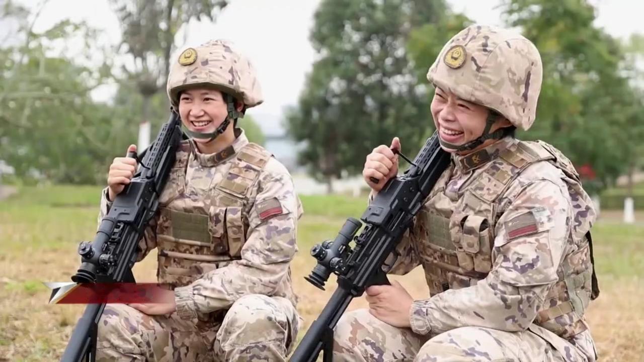 武警女机枪手​​​