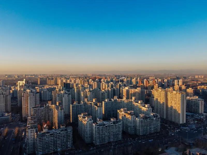 北京楼市今年房价还在那跌个不停，靠的就是北京楼市的那些新房在那降价砸盘。这两年