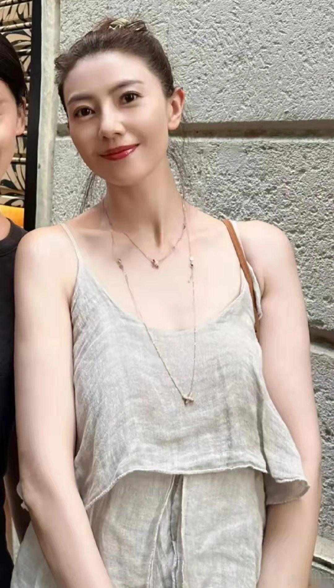 高圆圆抹布长裙挺凉爽啊！​​​