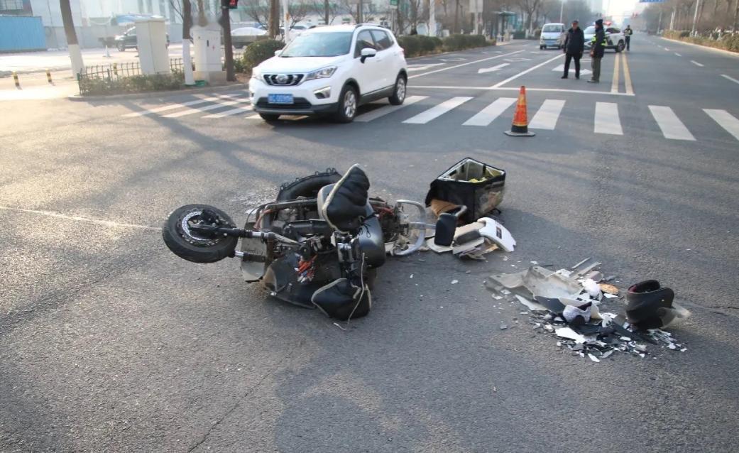 海南三亚，28岁男子驾驶私家车行至某路口时，抢黄灯通行。就在这时，一74岁老人驾