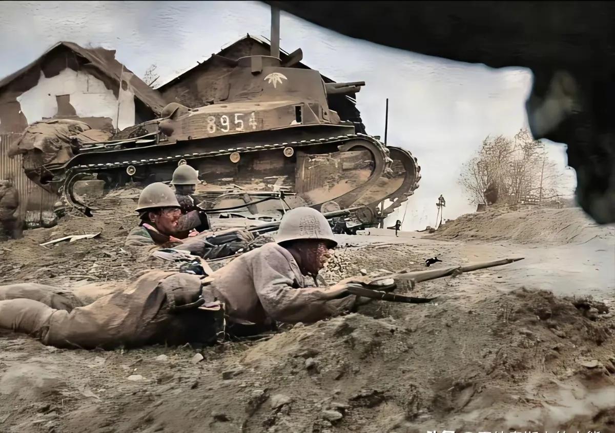 日本鬼子确实鬼精鬼精的。像图里全身藏在土里的那个，狡猾得很。在侵华战争中，日本鬼