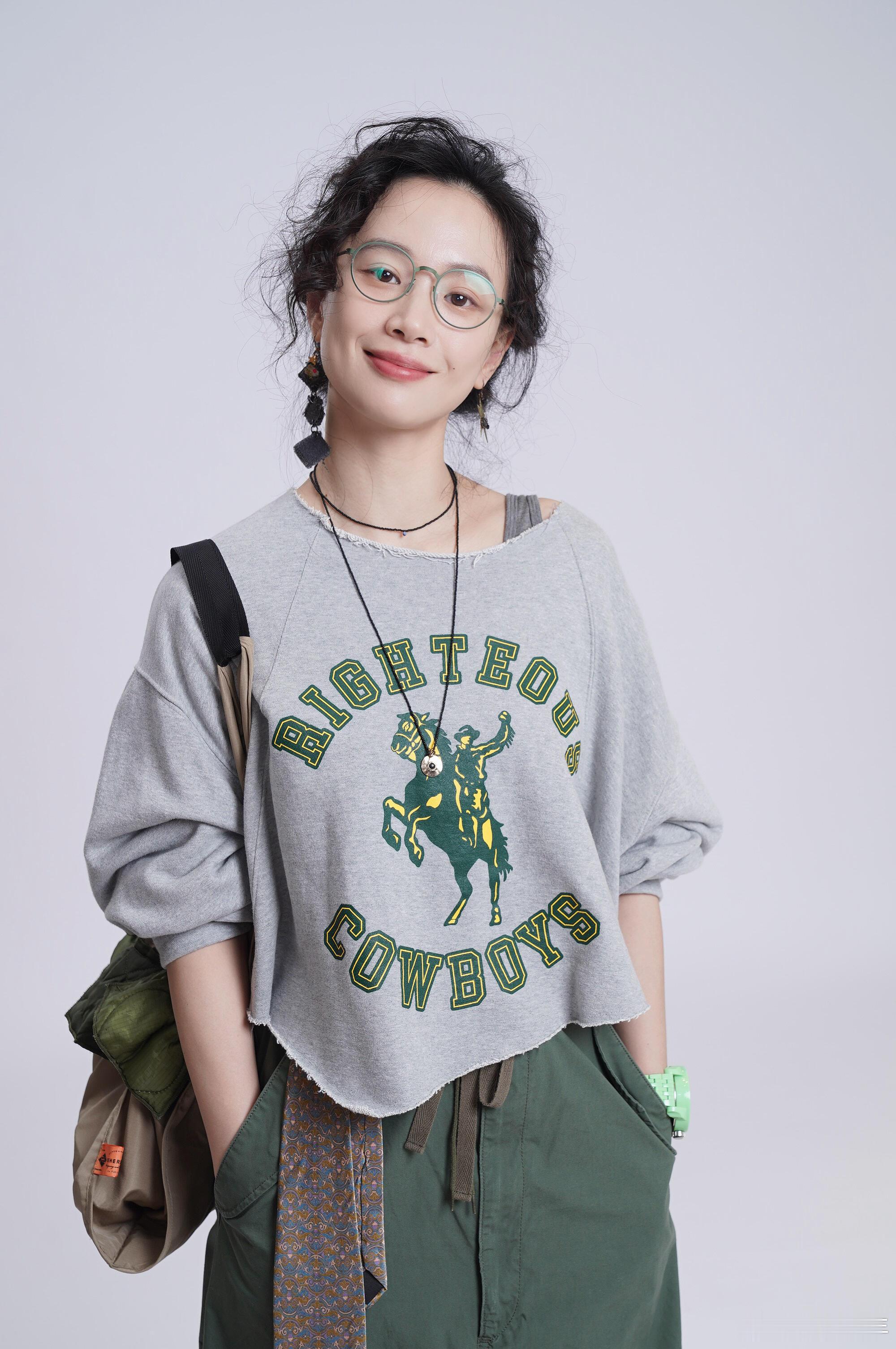 李梦在电影《奇遇》的定妆照，极富个性和时尚，夸张卷发很适合她。​​​