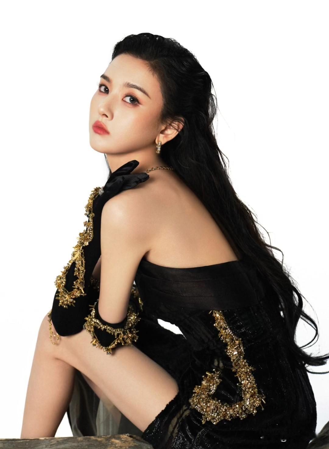 宋祖儿黑金高定大片冷艳贵气感！一身黑色流光抹胸长裙氛围感拉满，裙身自带细碎光