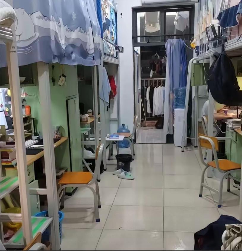 说实话，我看完是真的动容了。哈工大的一个辅导员查寝室，发现一个女生床头，摆着