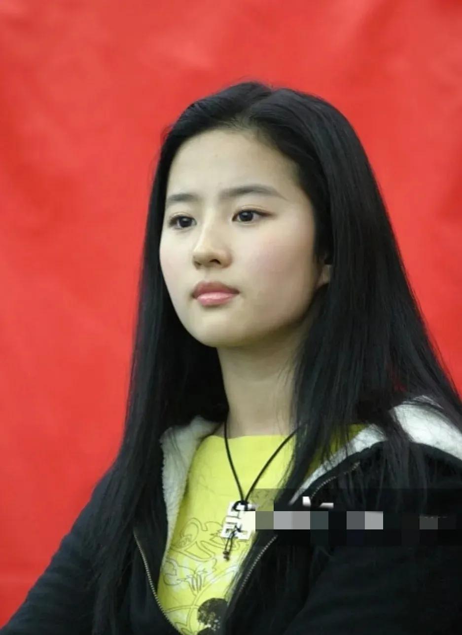 青涩的刘亦菲，她真是越素越美啊。#明星刘亦菲#
