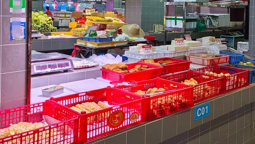 “都被电商冲击成筛子了。”菜市场老板的一句话，道尽了无数实体店主的心酸。漫