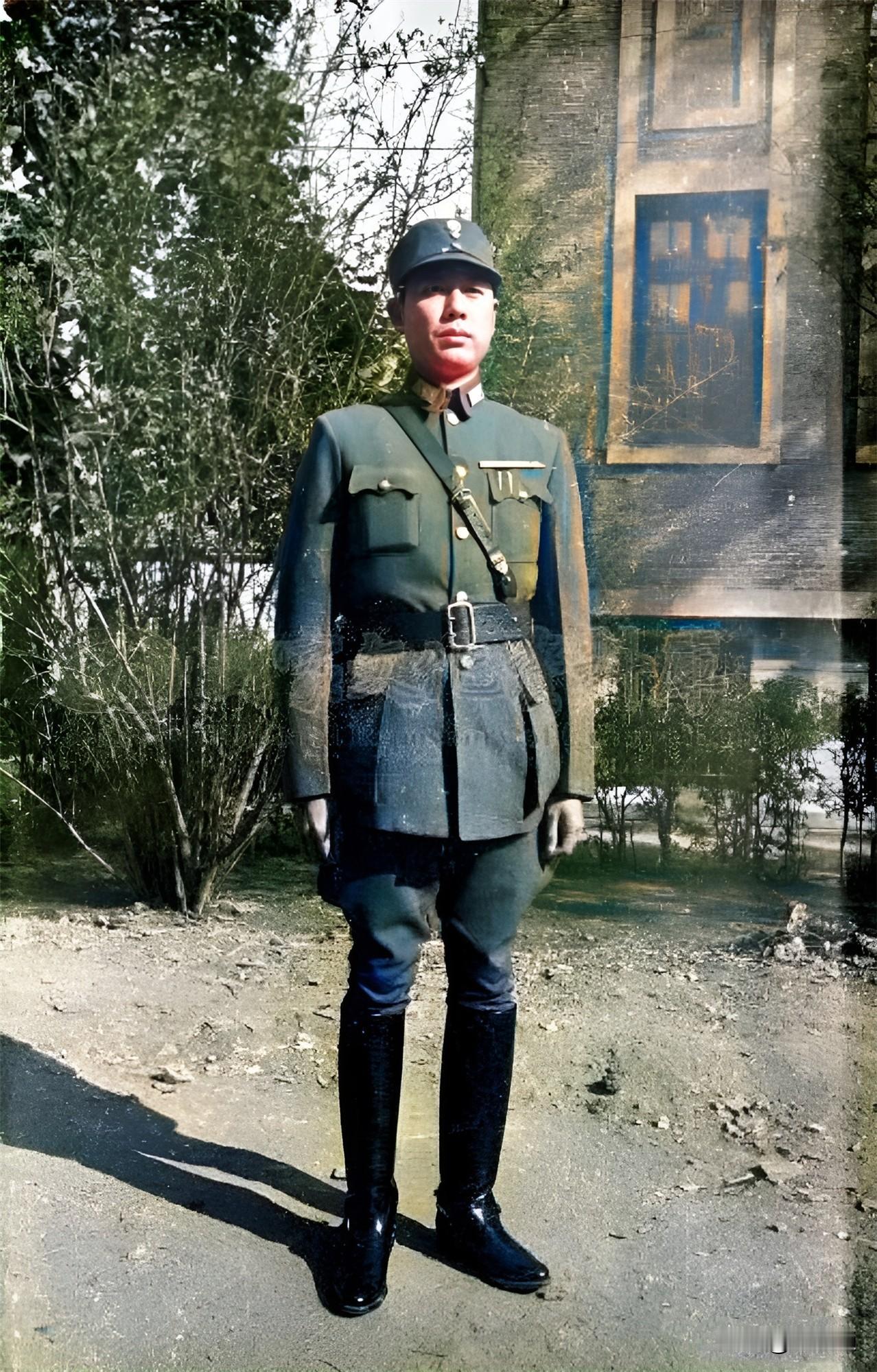 1935年，一位身材挺拔的国军宪兵军官站在南京宪兵司令部。国军宪兵相比普通的部队