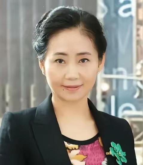 这就是星宇老板，常州首富周晓萍，周老板现在是江苏省人大代表，为了省钱，一次开除