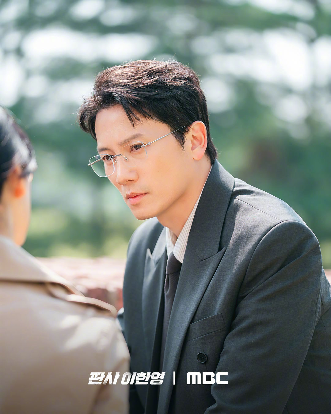 MBC新金土剧法官李汉英公开池晟元真儿剧照。该剧改编同名网络小说，讲述作为巨