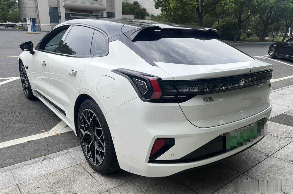 极氪001的续航表现超出预期。100度电池版CLTC续航810km，实测夏季开空