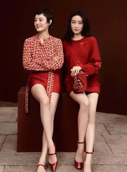 孙俪和妹妹的同框，颜值上妹妹好看，但论气质还是孙俪娘娘的气质无与伦比。孙俪其实这