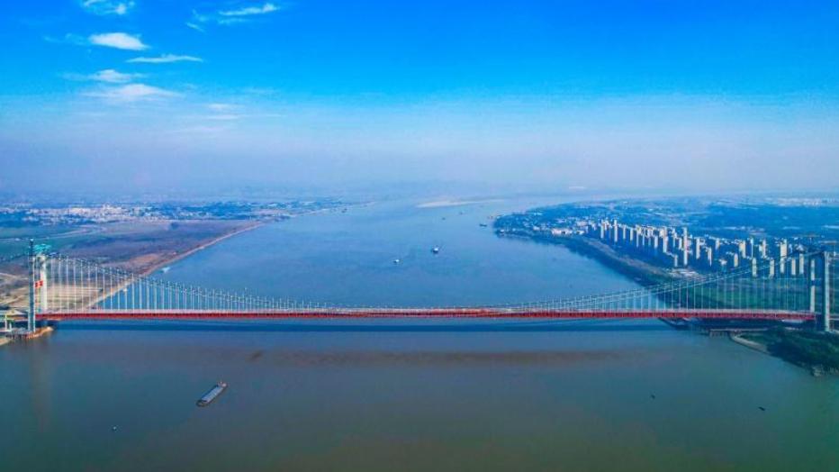 11月22日上午10时，随着最后一段830吨重的巨型钢桁梁以毫米级精度嵌入预定位