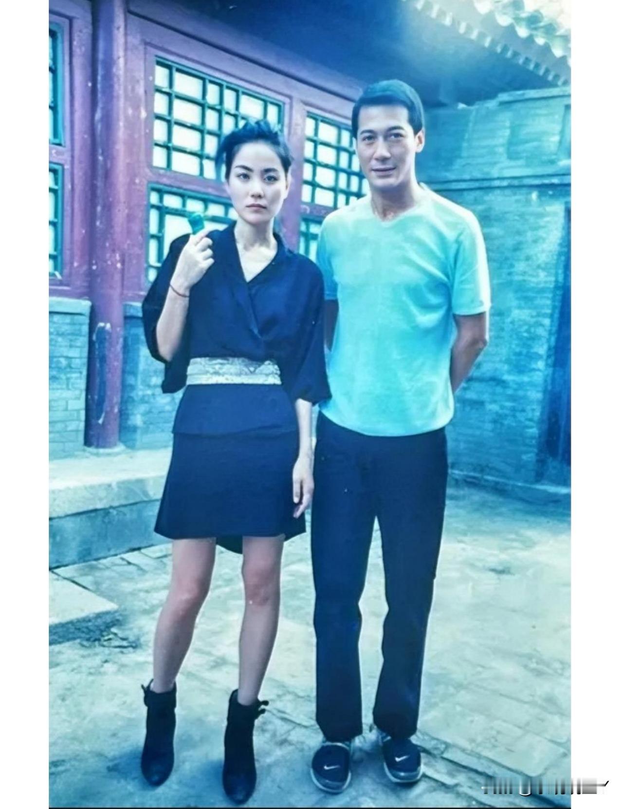 上世纪九十年代，王菲年轻时与“亚洲首席男模”程峻同框的合影，果然时尚是个轮回。