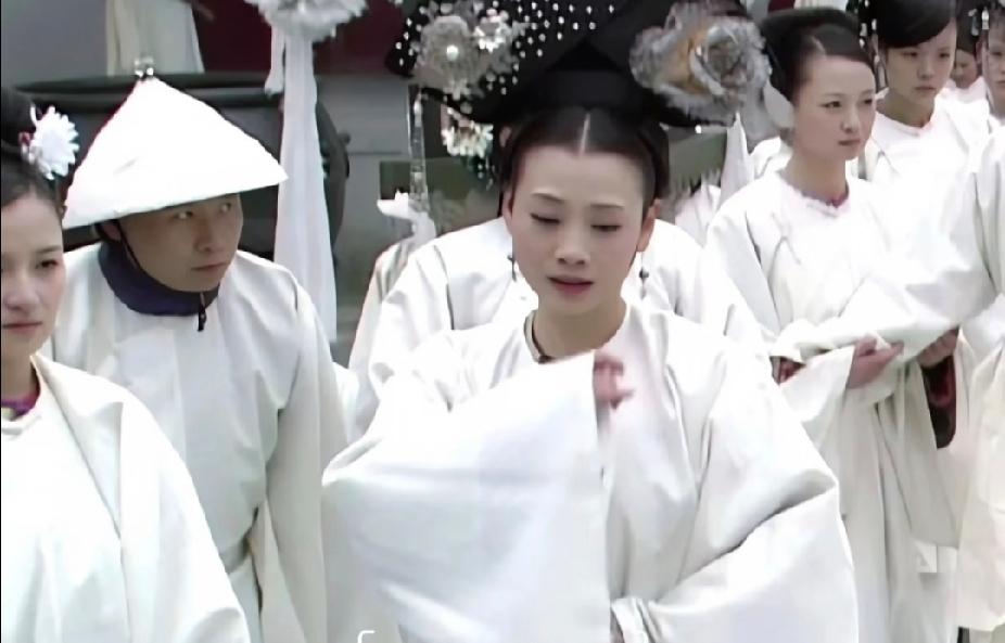 在《甄嬛传》的原著里，端妃的美貌不输给华妃，在宫里甚至能排得上号，可电视剧里也许