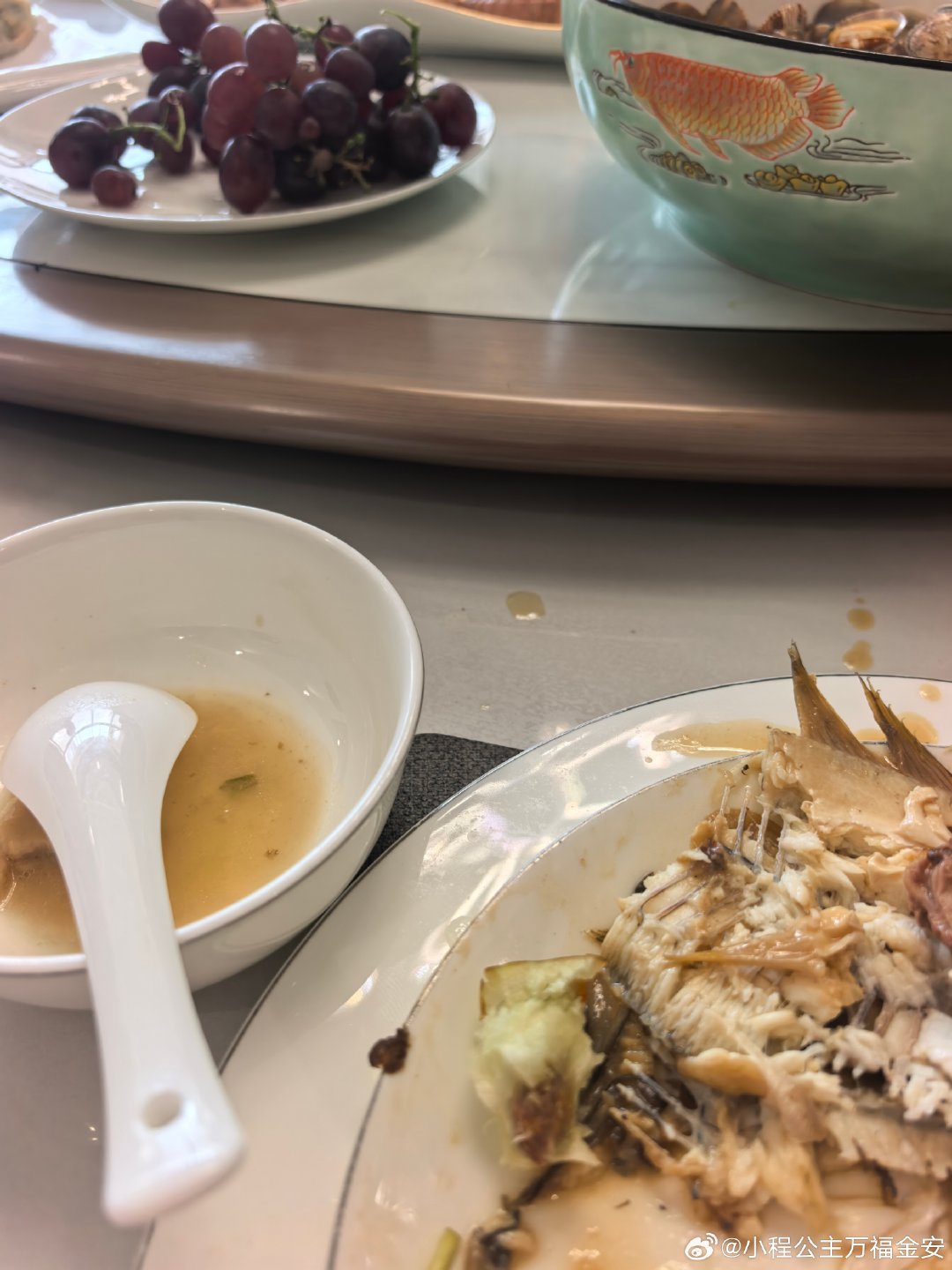 坐着迈巴赫来干服务员​