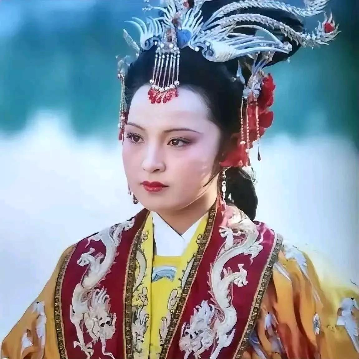 《红楼梦》中，贾元春死的非常惨，被太监夏守忠用弓弦勒死，元春到底犯了什么大错，让