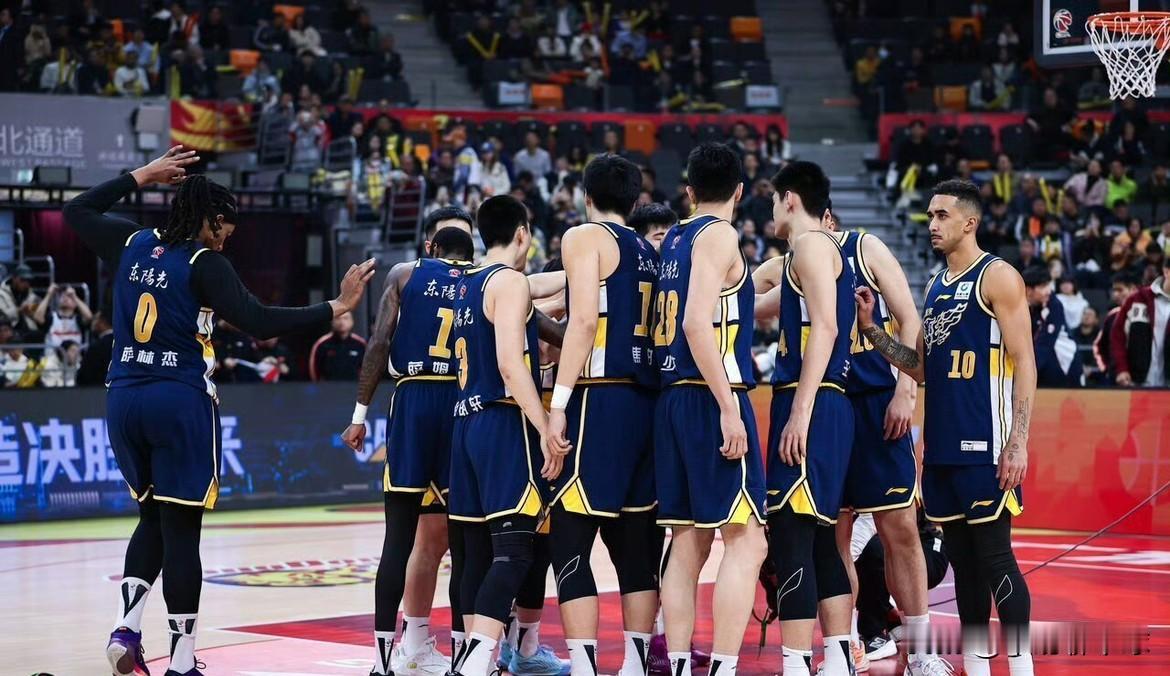 广东男篮大败：崔永熙携手麦考尔能一改颓势吗？广东男篮本赛季虽然战绩高居CBA联