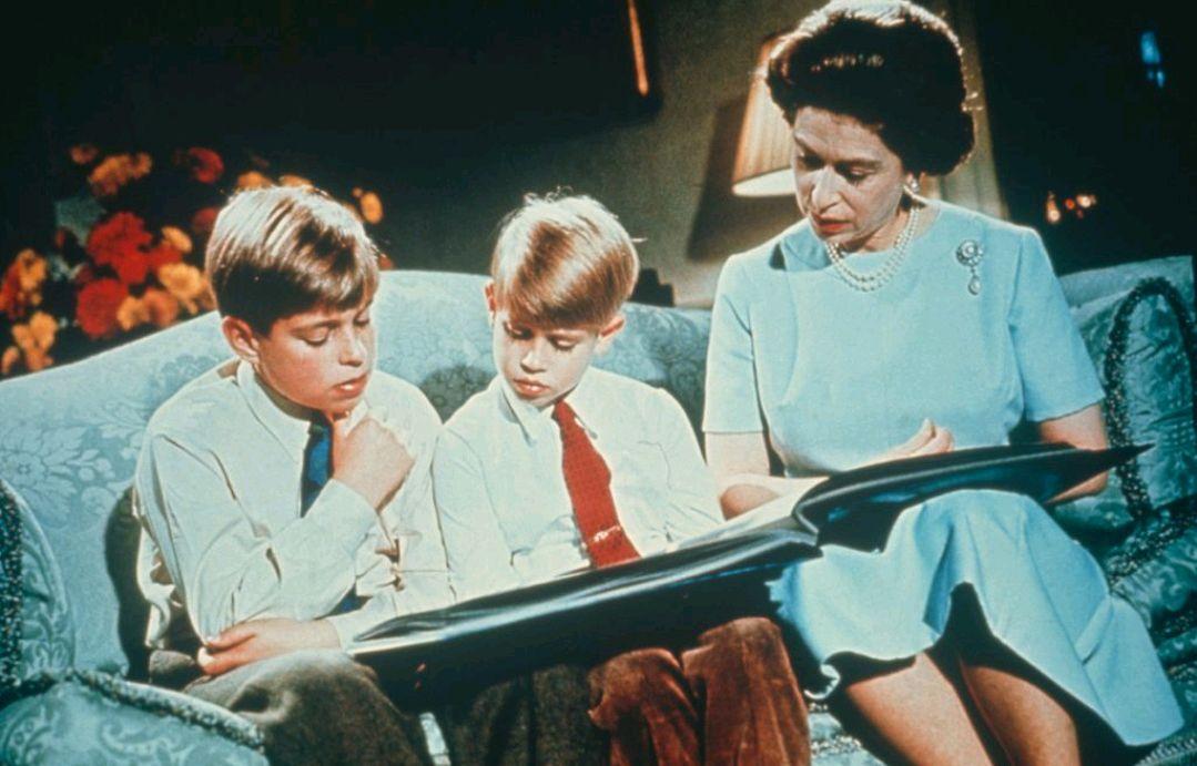 伊丽莎白女王三个儿子曾经帅气过，倒是公主，一如既往的丑，妥妥的综合了父母的缺点来