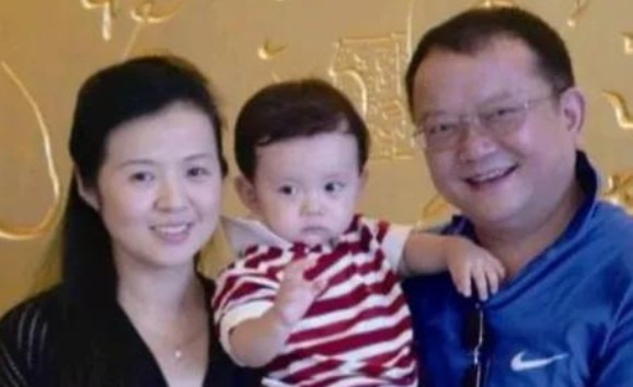 有一晚，喝得烂醉如泥的王刚，回到家后就对妻子发酒疯：“你必须立马给我生个孩子，我