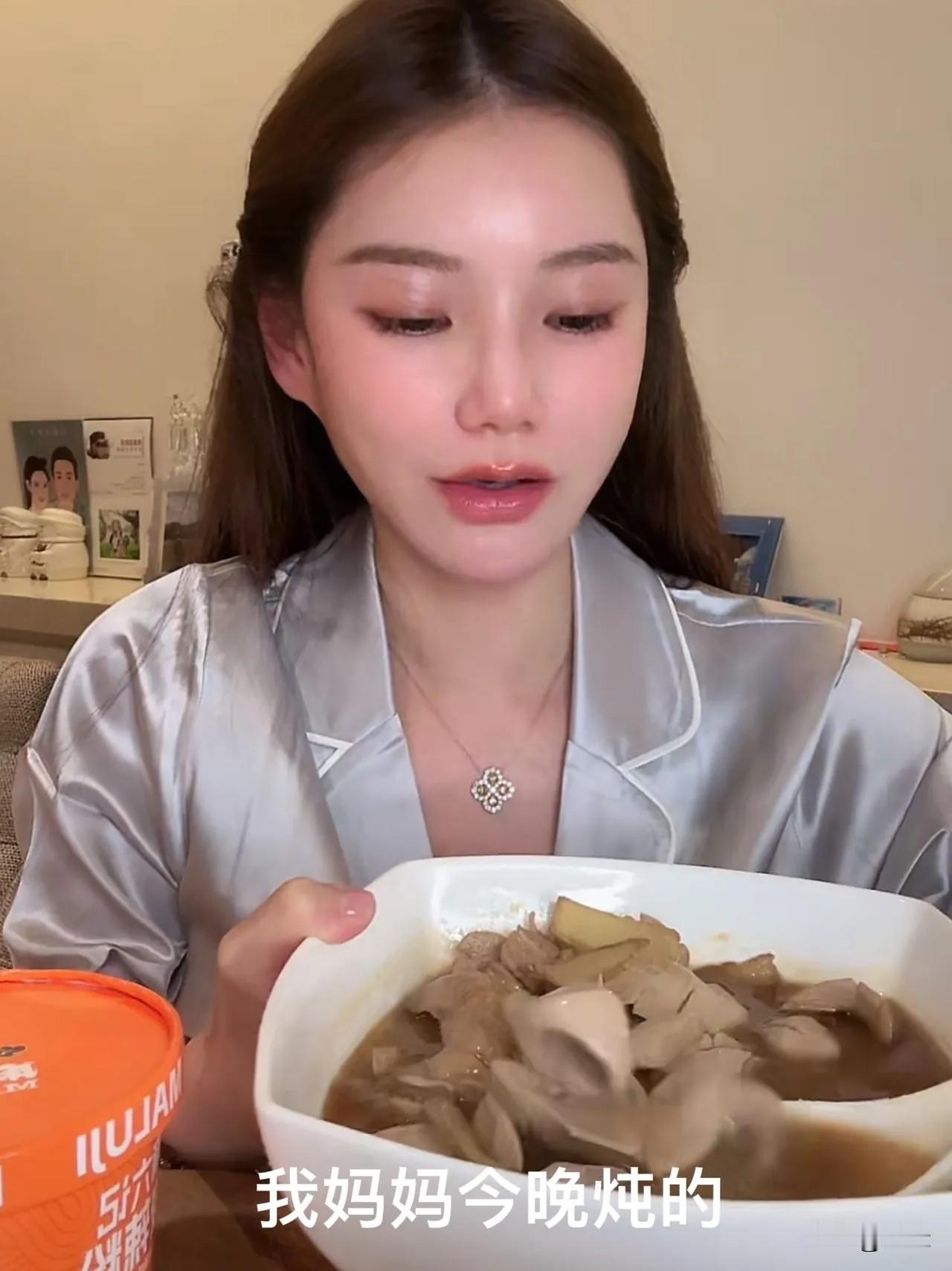 S妈情何以堪啊！汪小菲丈母娘爱女婿，可不是嘴上说说而已。马筱梅直播时说，今天一