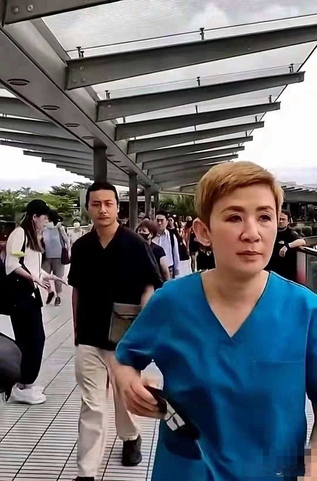 59岁吴君如一家三口出游超温馨！17岁女儿遗传好基因，颜值太高了～​​​