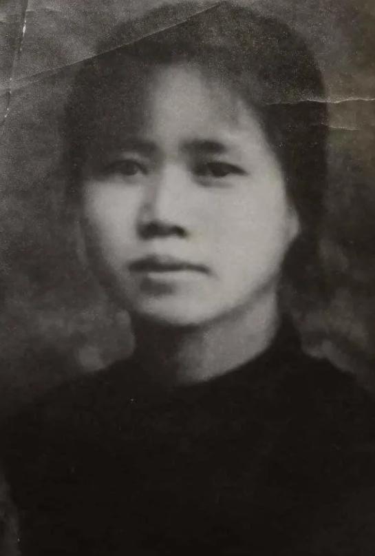 1923年，江冬秀发现丈夫胡适，和自己结婚时的伴娘好上了。没想到就在伴娘准备嫁人