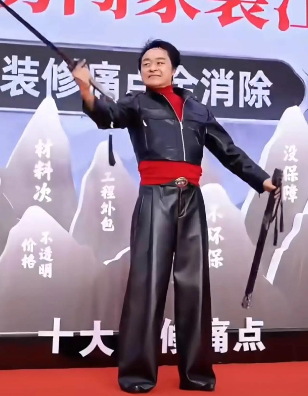 到底是谁让马景涛穿这身衣服的？简直是灾难现场！本来上了年纪就发福了，满脸浮肿