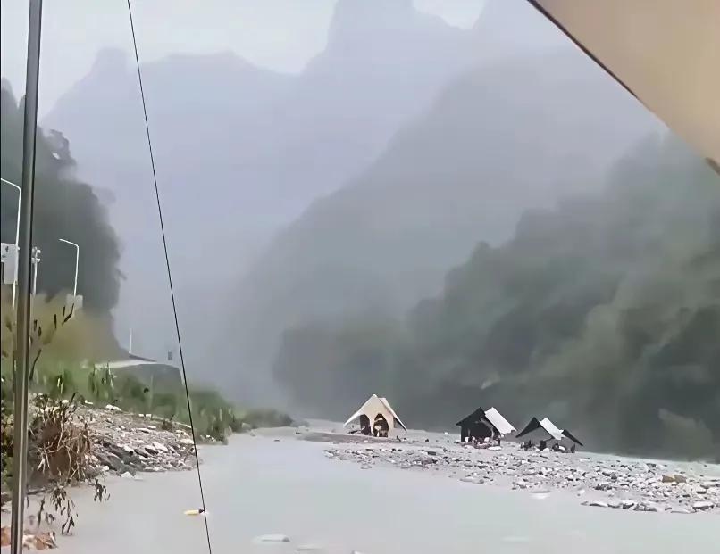 13个人，10人遇难，2人失联……13个人，拖家带口来这儿露营，他们不是没有文