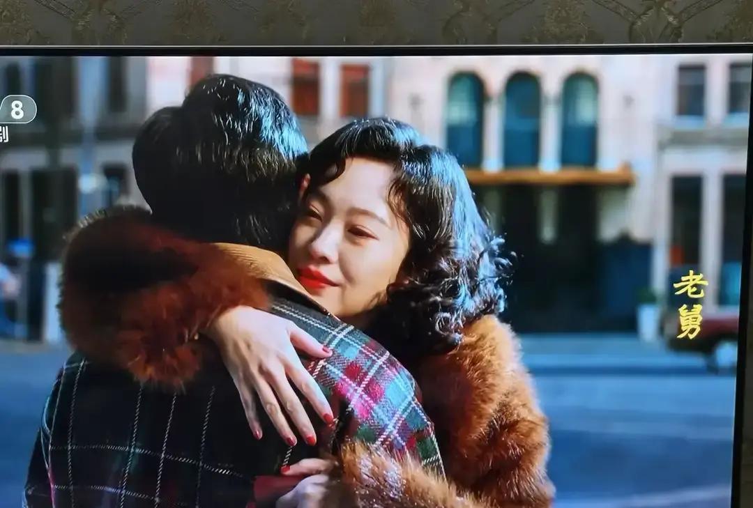 她躲过了所有热搜，却靠三句台词血洗了短视频平台。瘫坐在老房门槛上，丈夫说投