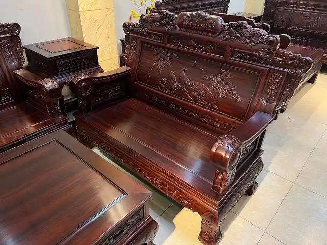 闲鱼上有个心照不宣的品类：父母辈的红木家具。当年几十万捧回家的雕花大床、八宝顶箱