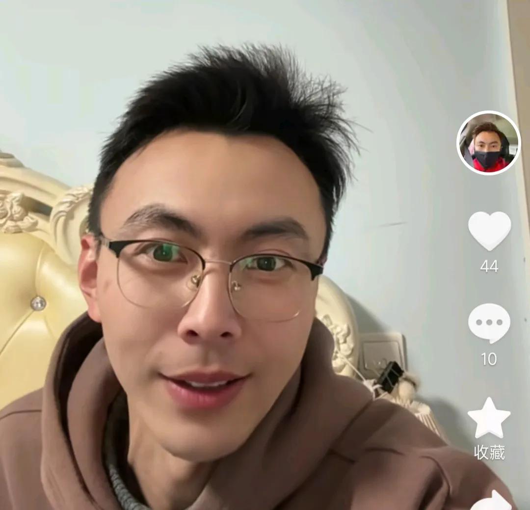 上海海港知名球迷邱少认为，上海申花教练组跟引援团队是真没眼光。他在直播时表示，