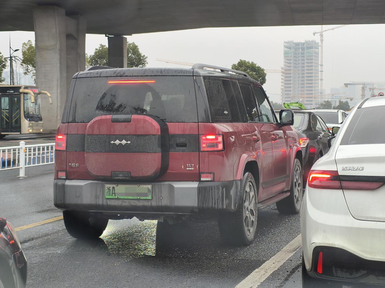 偶遇一辆方程豹钛7，这车体是真宽啊！2米的车宽，1米86的车高，方程豹钛7的