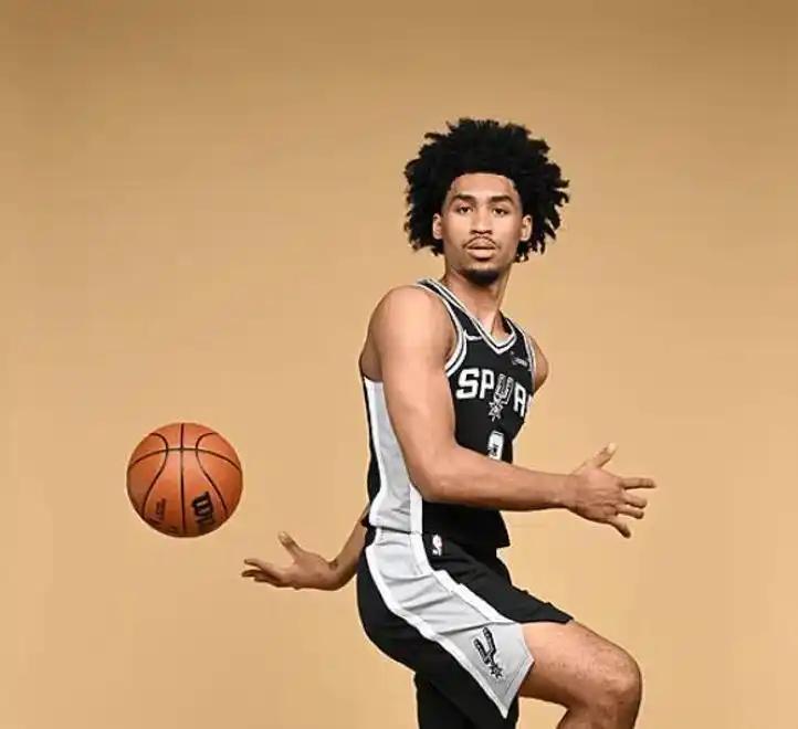 这支马刺青年军很厉害，跟雷霆队三节打完，还反超1分，建队模式也跟雷霆相似，队内