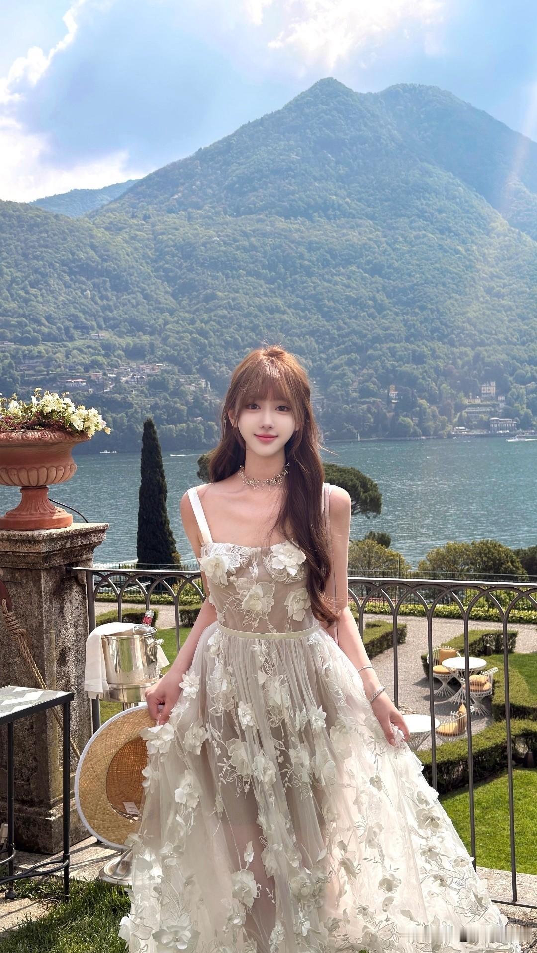 湖畔梦幻花裙，仙气飘飘的少女时光。
