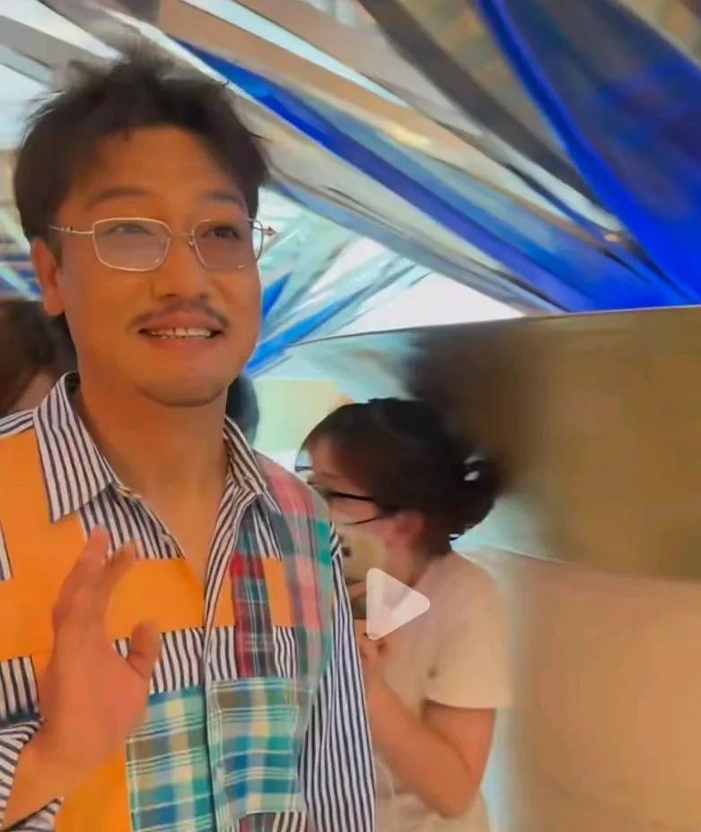 从远看还以为是陈奕迅或是郑中基，打近看原来是暴瘦后的贾冰。自贾玲、李雪琴、沙溢之