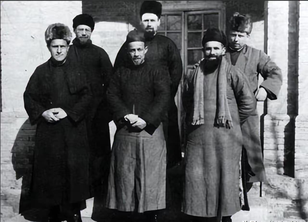 1950年，骑兵第五师侦察连，将300多名土匪围在山谷，连长下令：“准备射击！”