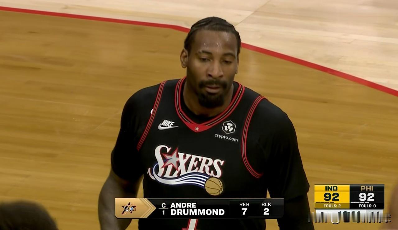 76人老将德拉蒙德对篮板球真是情有独钟！在今天76人主场以115：105击败步行